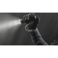 Тактический фонарь Armytek Viking 2500 лм - работающий прибор в руке в перчатке