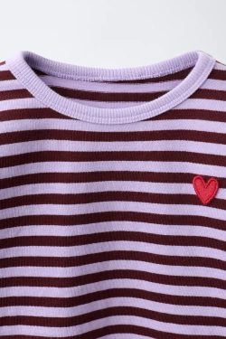 ZARA ЛОНГСЛИВ В ПОЛОСКУ С ВЫШИВКОЙ «СЕРДЦЕ», ЦВЕТ МАЛЬВЫ