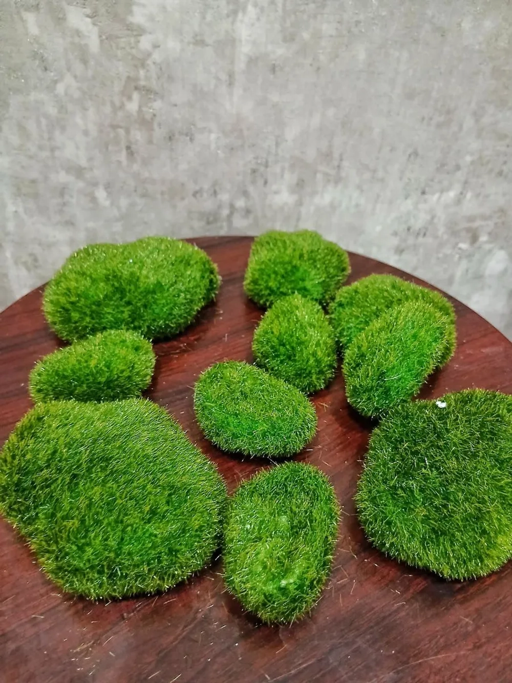 Декоративные камни из мха