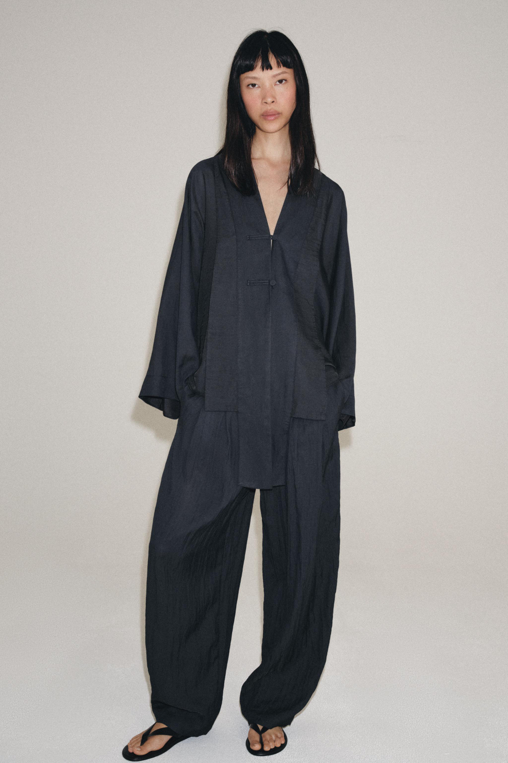 ЛЕГКИЕ БРЮКИ С ЗАЩИПАМИ — ZW COLLECTION — ZARA