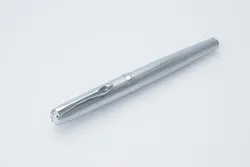 Перьевая ручка Diplomat Excellence A2 guilloche chrome F (D40207023) 4