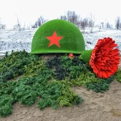Фигура топиари "Каска с гвоздикой"