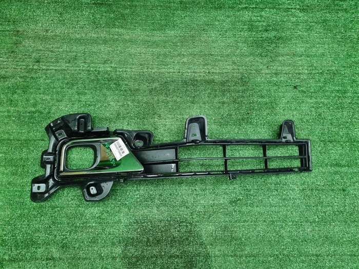 Накладка ПТФ правая Toyota Land Cruiser 200 15-21