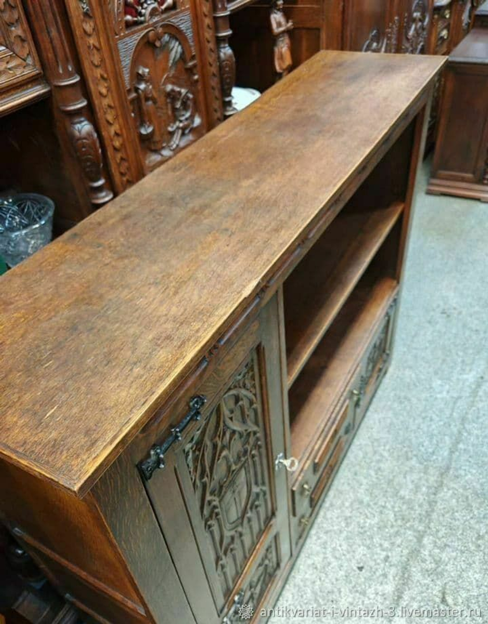 Старинный комод в готическом стиле