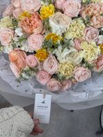 Гранд букет из кустовых пионовидных роз, маттиолы, ранункулюсов, нарциссов и диантусов