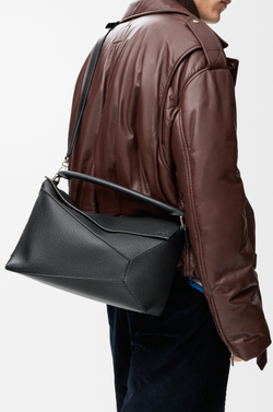 Loewe Большая сумка Puzzle Edge из зернистой телячьей кожи, черный