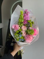 Кулек из кустовых пионовидных роз, молюцеллы, диантусов, оксипеталума и хризантемы