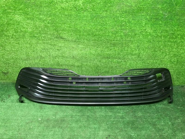 Решетка переднего бампера Toyota Camry xv70 17-21