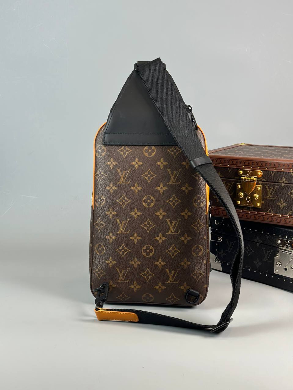Сумка-слинг Louis Vuitton