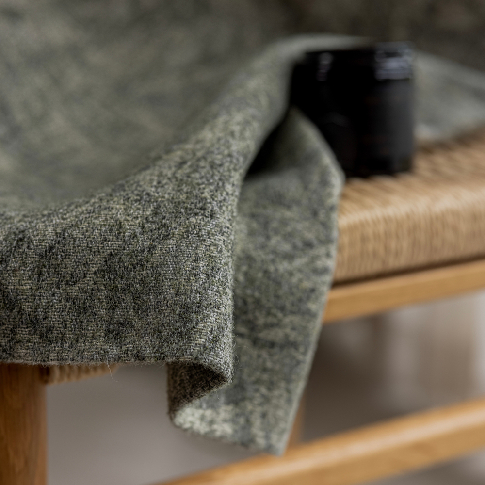 Шерстяная портьерная ткань «Olive Tweed» — натуральная шерсть с мелким твидовым переплетением для штор от пола до потолка