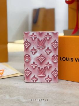 Обложка для паспорта розовая от Louis Vuitton BP5-636803