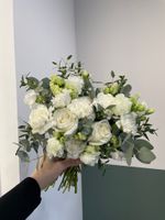 Свадебный букет из одноголовых роз, диантусов, лизиантуса и эвкалипта