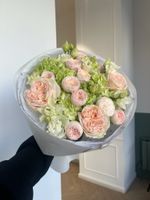 Букет сборный из гортензии, кустовых пионовидных роз, лизиантуса и одноголовых роз