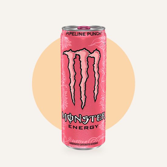 Энергетический напиток Monster Energy Pipeline Punch — на фирменном фоне OH MY GEEK