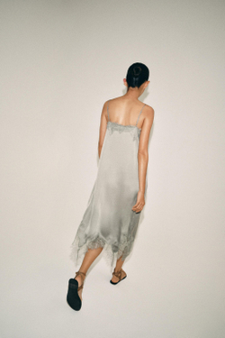 ZARA ПЛАТЬЕ МИДИ С КРУЖЕВОМ — ZW COLLECTION, МЯГКИЙ СЕРЫЙ