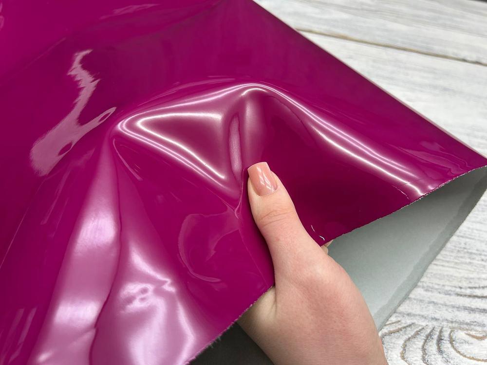 Глянцевая поверхность кожи Vernissage Deep Fuxia крупным планом с выраженным лаковым блеском
