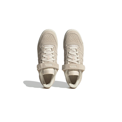alt="Кроссовки adidas Forum Low арт. FZ6534 с белой замшей и ремешком на липучке вид спереди"