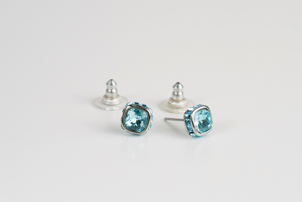 Две пары серег на пусетах Swarovski с кристаллами зеленого и голубого цветов