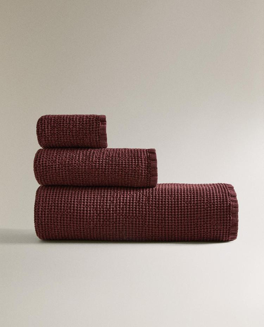 ZARA HOME БАННОЕ ПОЛОТЕНЦЕ С ВАФЕЛЬНЫМ УЗОРОМ, БУРГУНДИ