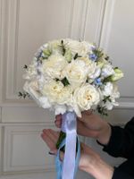 Свадебный букет из одноголовых роз, диантусов, оксипеталума и эвкалипта