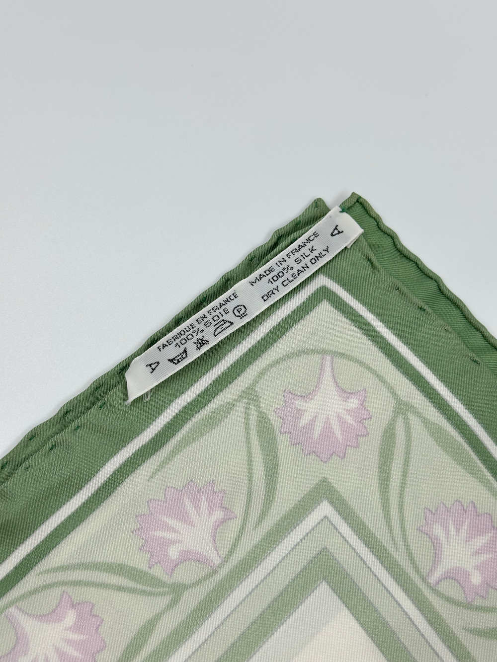 Платок Hermes «Oeillets sauvages et autres Caryophyllées»