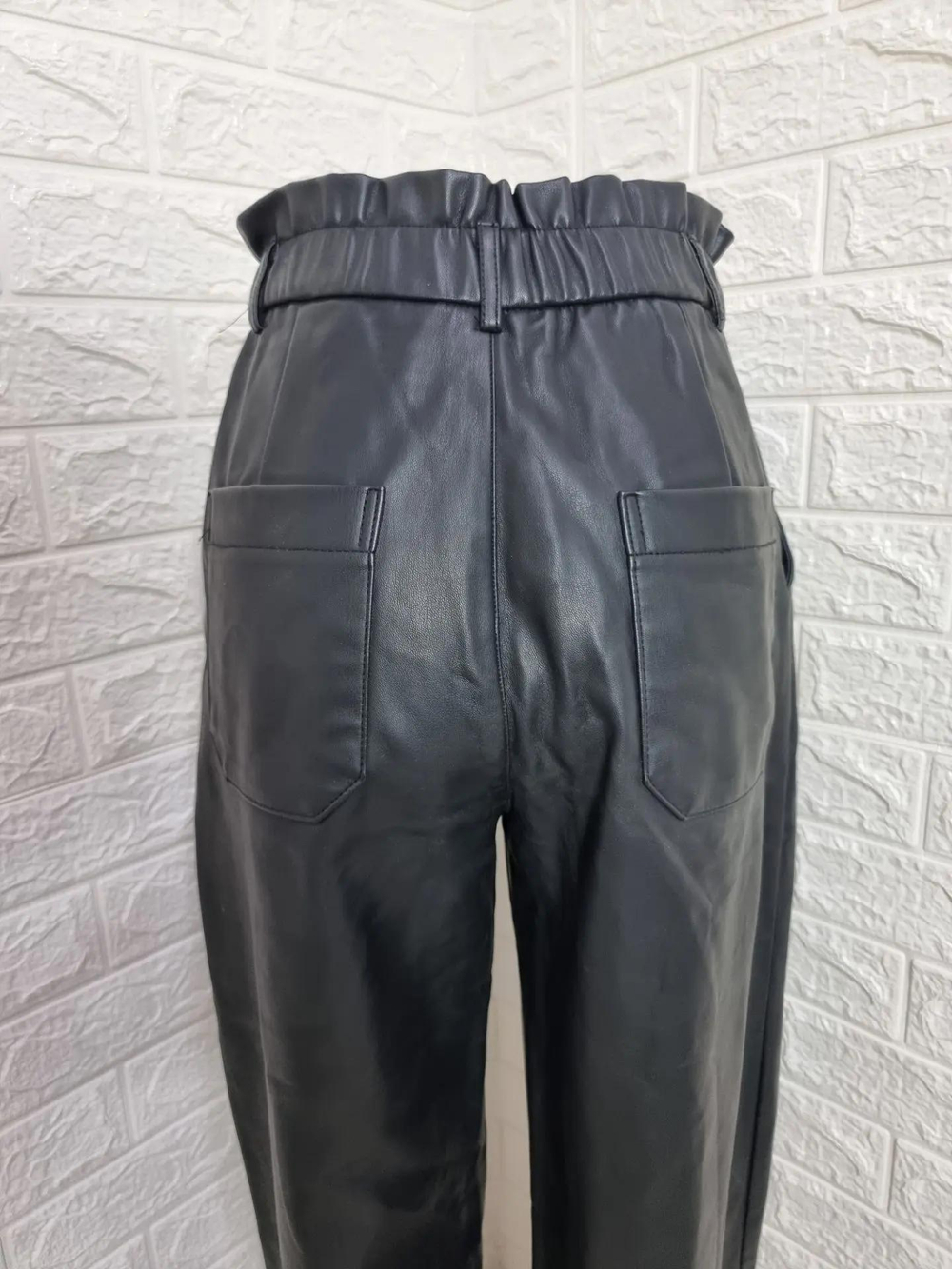 Брюки женские Zara, черные, из экокожи, с поясом-рюшей и карманами, размер 40-42