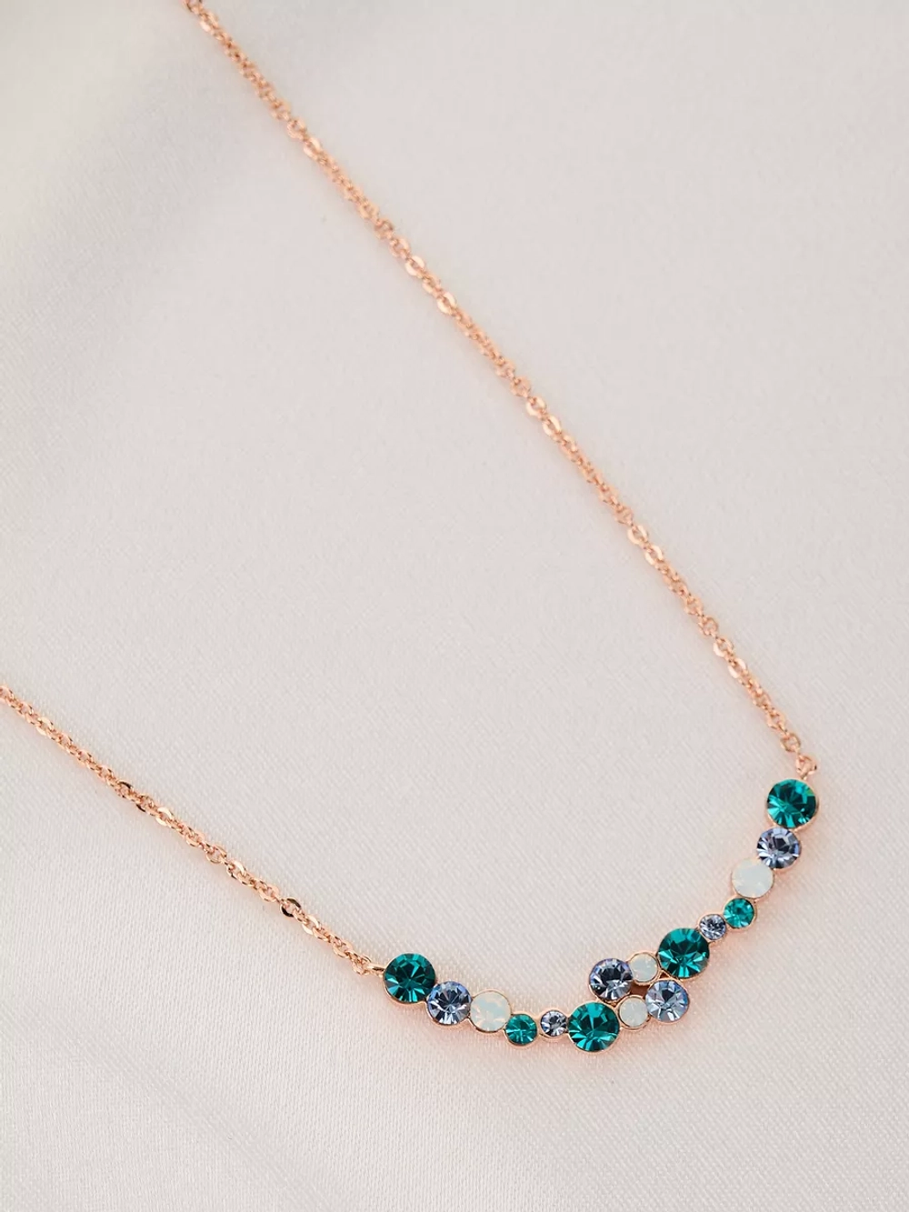 Тонкое колье Млечный путь с зелеными кристаллами Swarovski