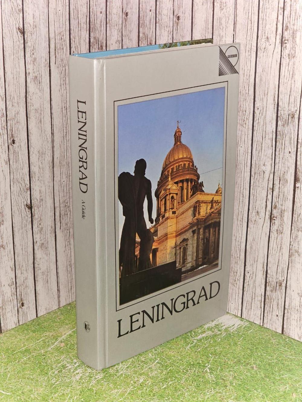 Leningrad. A Guide. Ленинград. Путеводитель