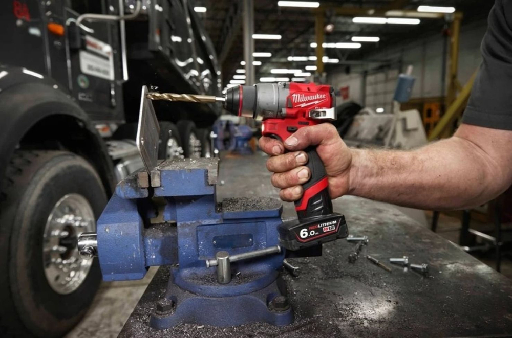 Аккумуляторный шуруповерт Milwaukee M12 FDD2-202 4933479873