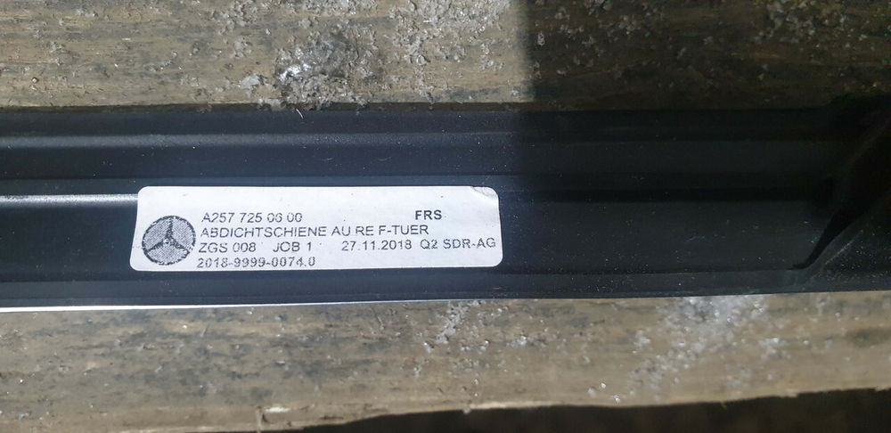 Молдинг двери передней правой Mercedes CLS C257 17-нв Б/У Оригинал A2577250600