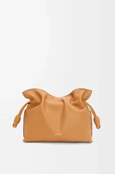 Loewe Сумка-клатч среднего размера Flamenco из телячьей кожи наппа, светло-коричневый