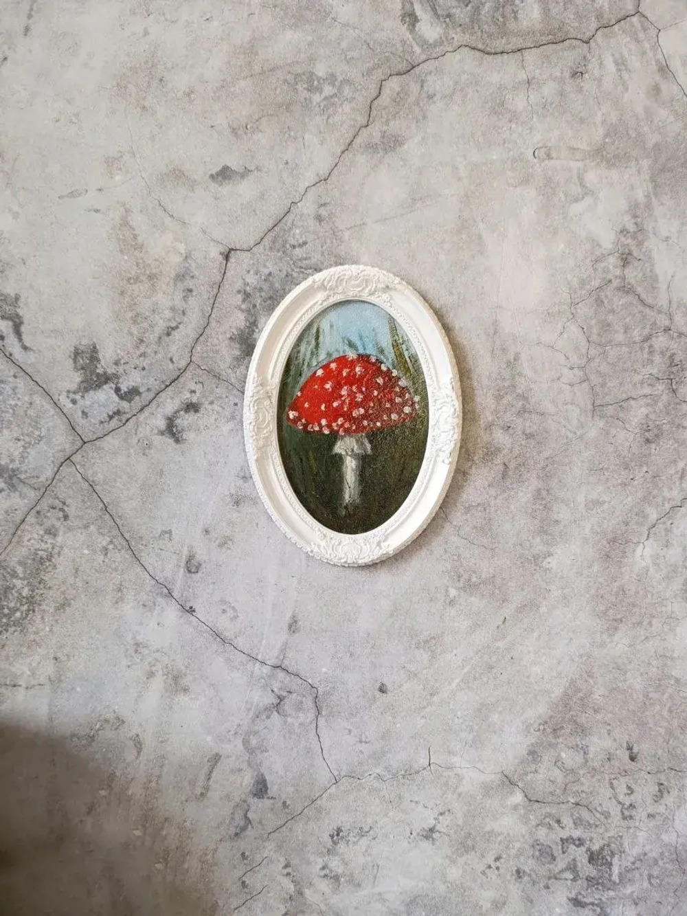 Картина в овальной рамке