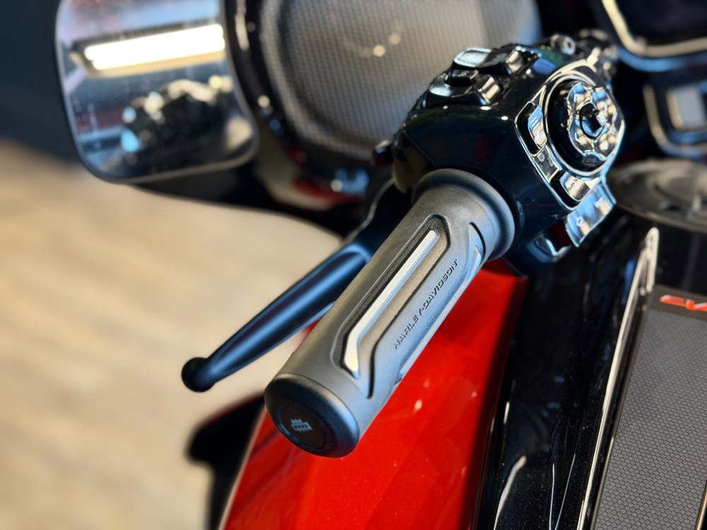 CVO Street Glide Limited "Citrus Heat CVO Tri-Tone" (2026)