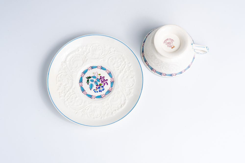 Чайная пара Wedgwood из серии Morning Glory, украшенная рельефом и цветочным рисунком