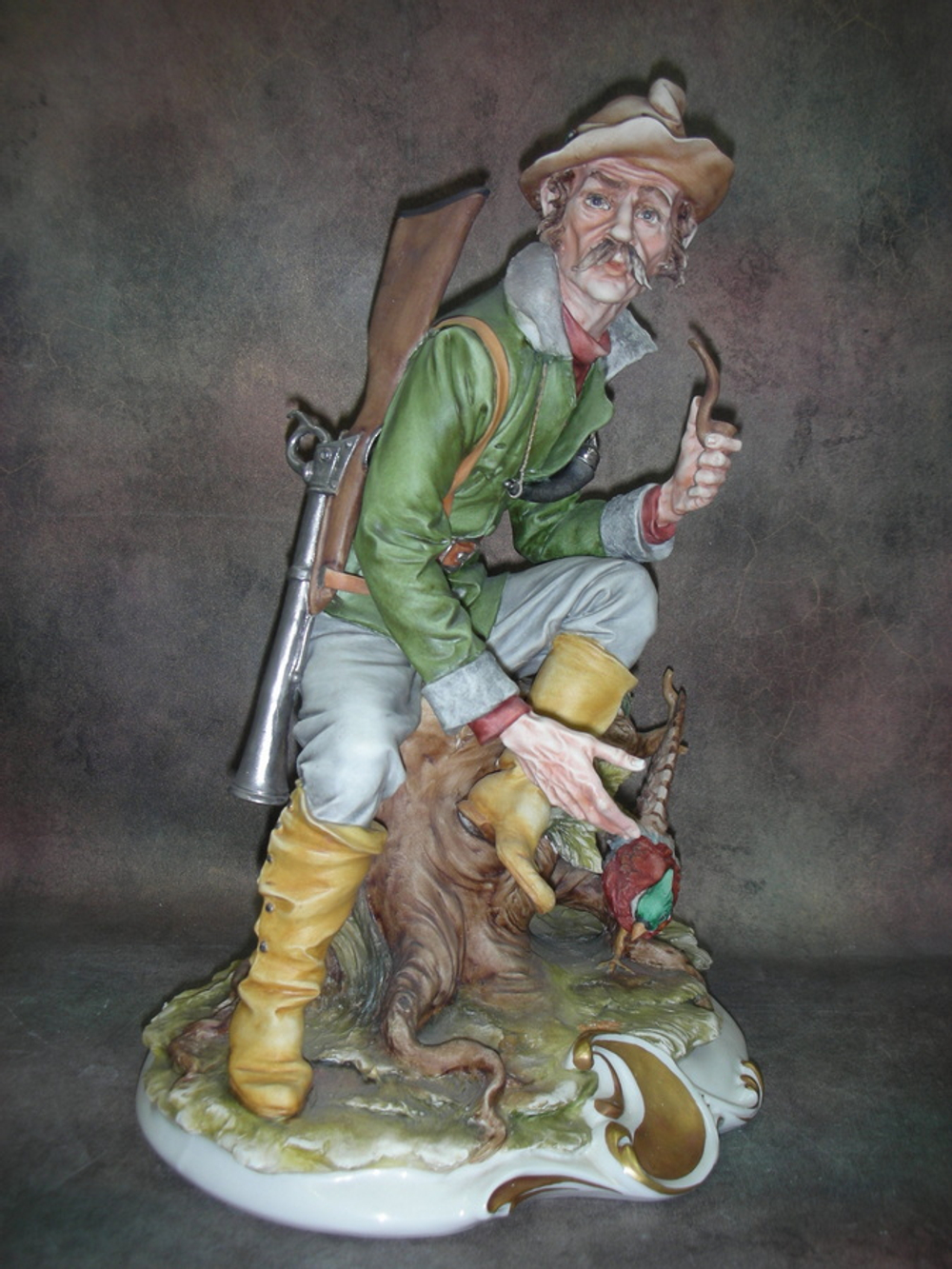 Статуэтка. Фарфор. Охотник с фазаном. Capodimonte. Италия