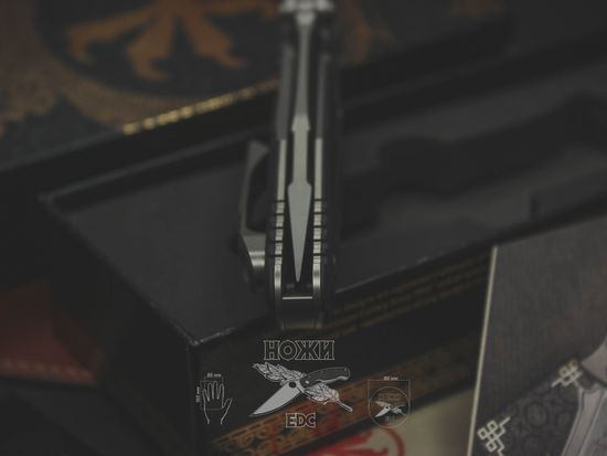 Складной нож Microtech Socom Bravo S/E Standard Carbon Titanium 260-7-CFTI c клинком из стали Böhler M390 Microclean®, рукоять титан / карбон