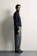 КОМФОРТНЫЕ БРЮКИ ЧИНОС ИЗ РЕЛЬЕФНОЙ ТКАНИ — ZARA