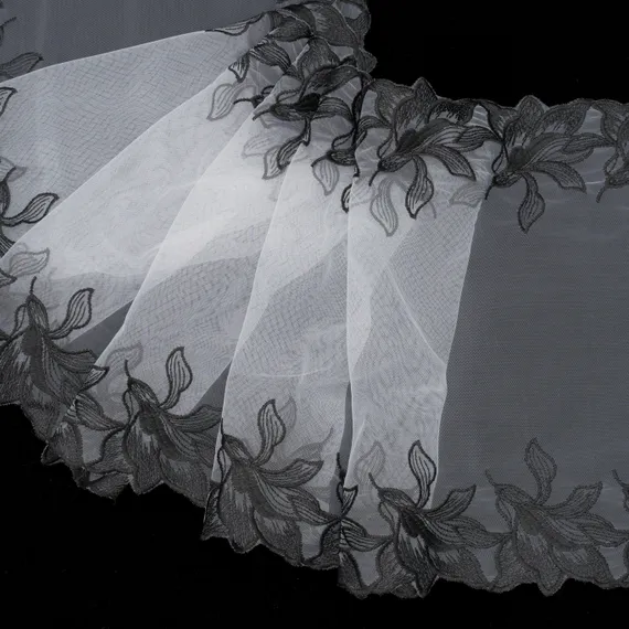 Вышивка на сетке молочная/черная 32 см