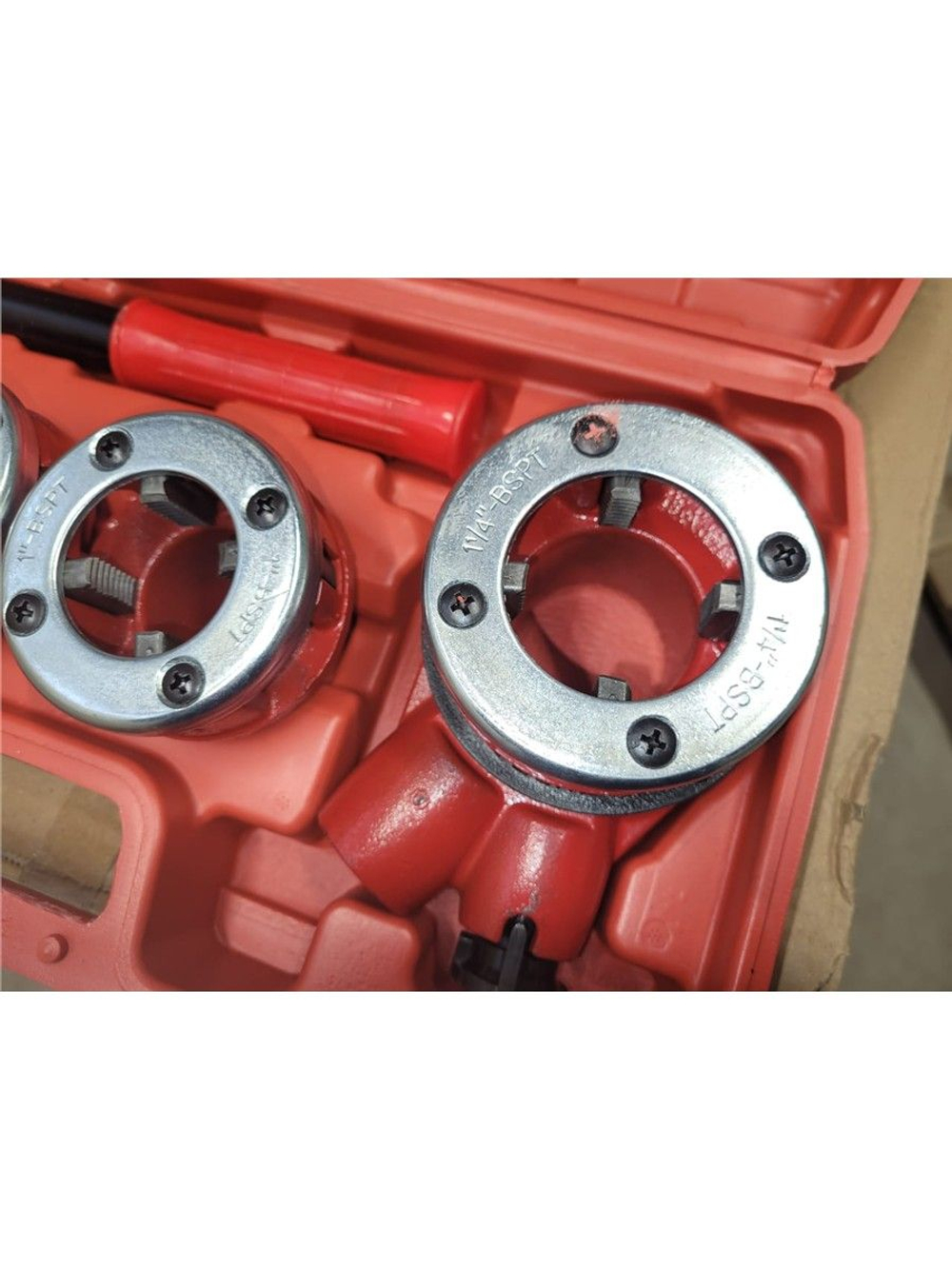 Клуппы трубные набор 4 клуппов трубных 1/2"-1 1/4" BSPT с трещоткой