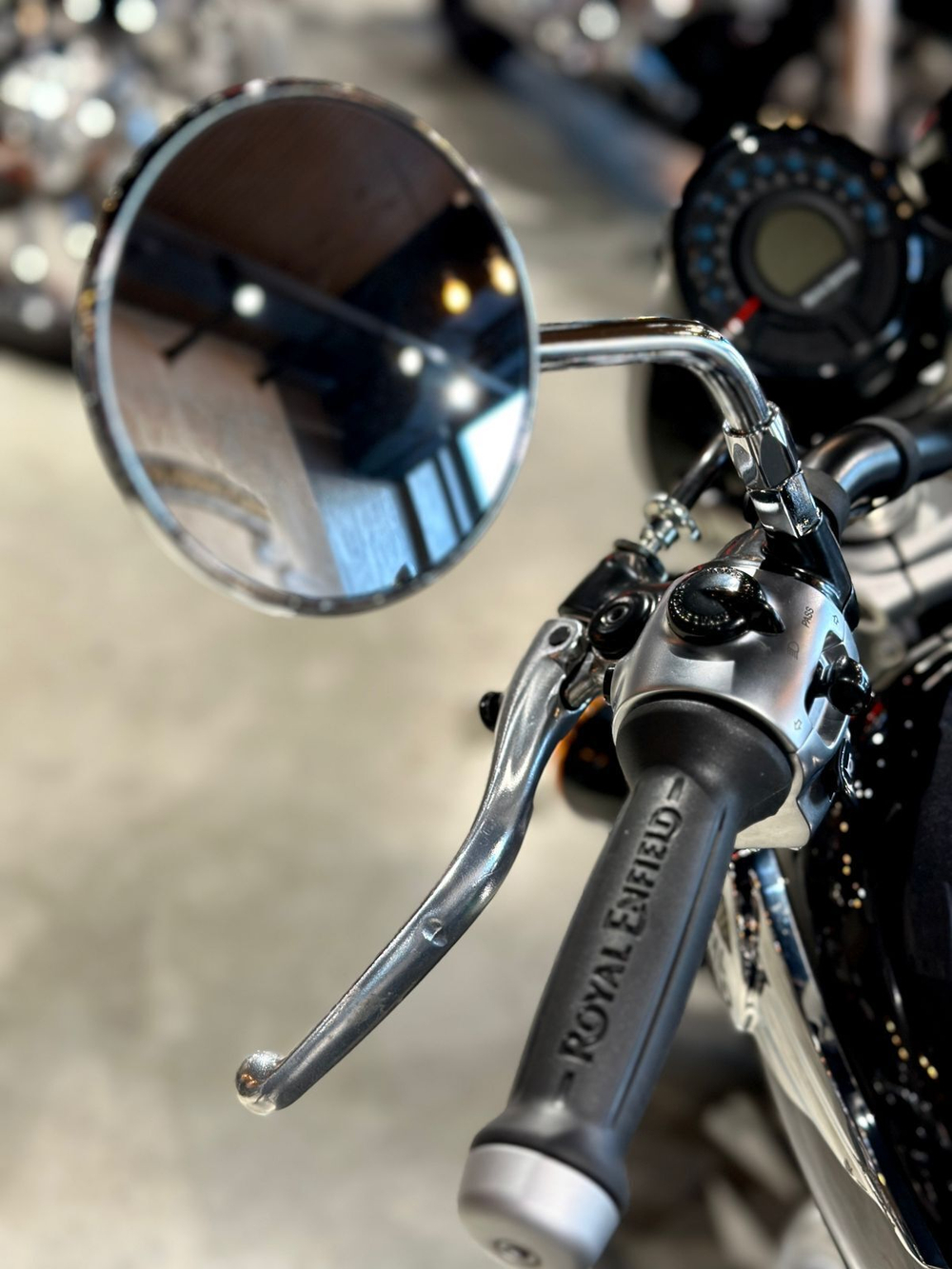 Royal Enfield Super Meteor 650 Astral Black (Base)