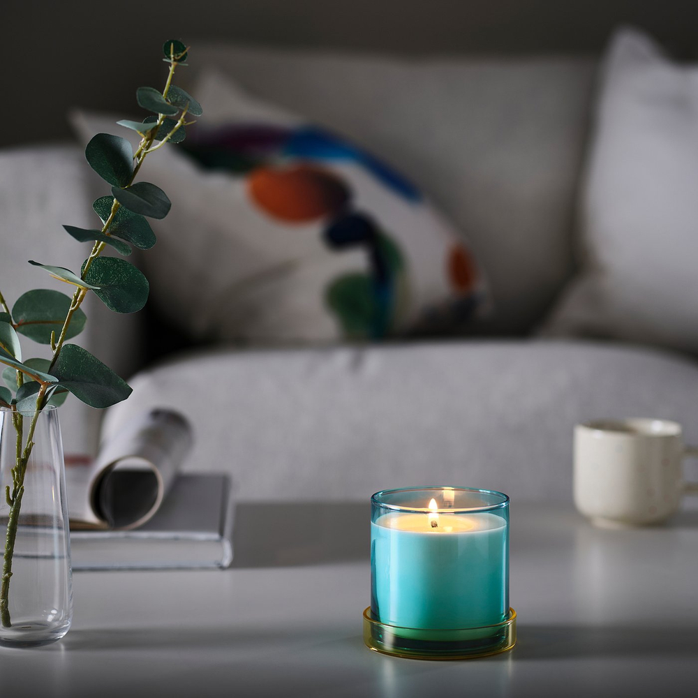 IKEA DVÄRGHÖK  (ИКЕА ДВЭРГХЁК)  -  Ароматическая свеча в стакане с крышкой - Фиговый лист синий/светло-желтый 50 ч