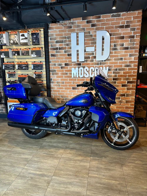 STREET GLIDE™ Ultra 117 в цвете BLUE BURST (BLACK TRIM)