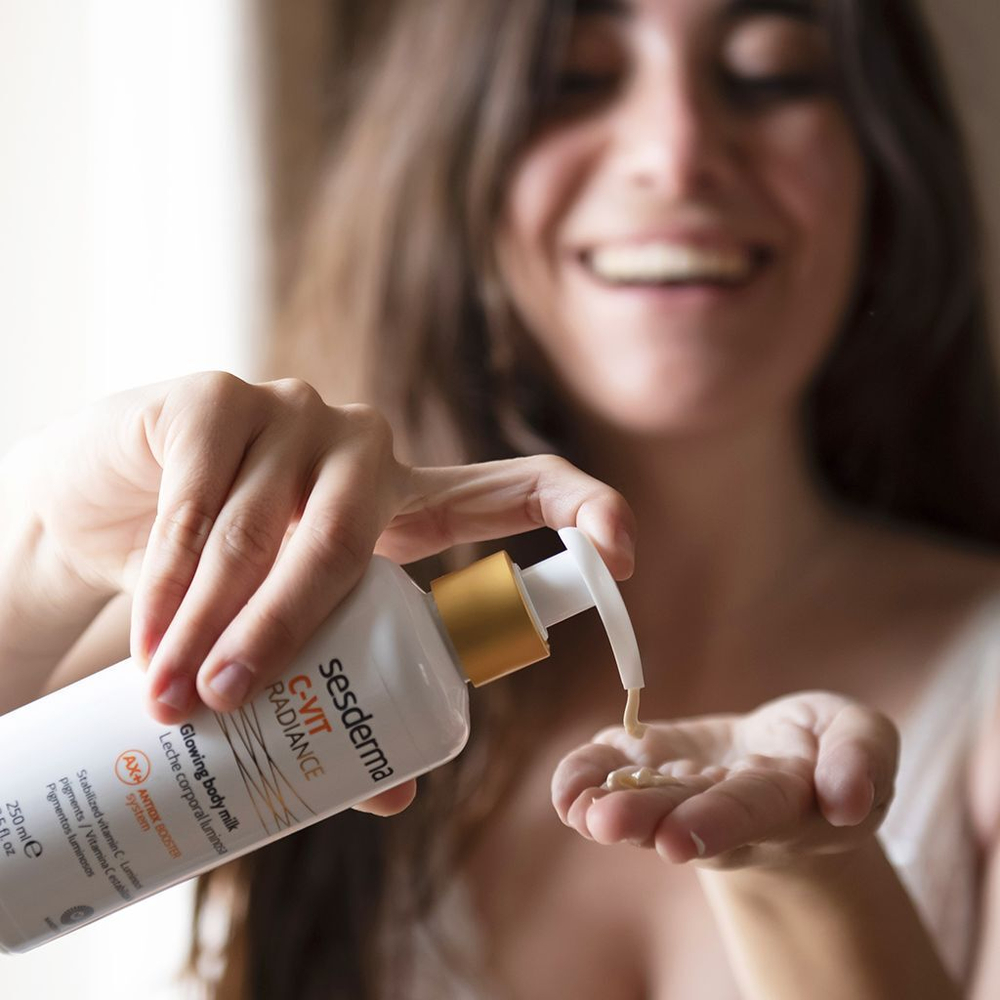 Подарочный набор Sesderma: C-VIT RADIANCE - Молочко дли тела с сияющими пигментами, 250 мл + ABRADERMOL VOLCANIC - Скраб с вулканической пудрой, 250 мл