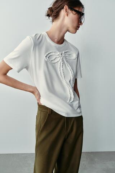 ФУТБОЛКА С РЕЛЬЕФНЫМ БАНТОМ — ZARA
