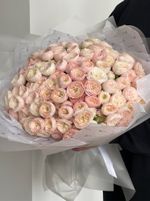 Гранд букет из нежной кустовой пионовидной розы