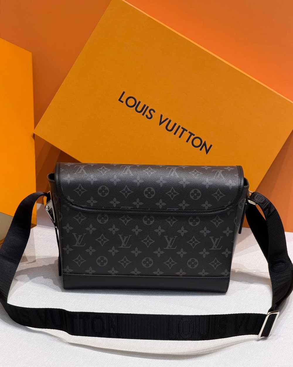 Сумка через плечо/мессенджер Louis Vuitton Courrier