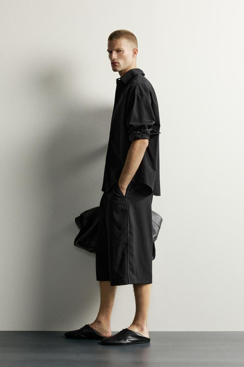 ZARA ШОРТЫ WIDE-LEG СО СКЛАДКАМИ, ЧЕРНЫЙ