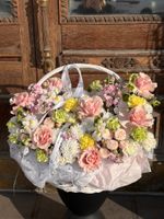 Цветочная композиция в корзине в кремово - розовой гамме