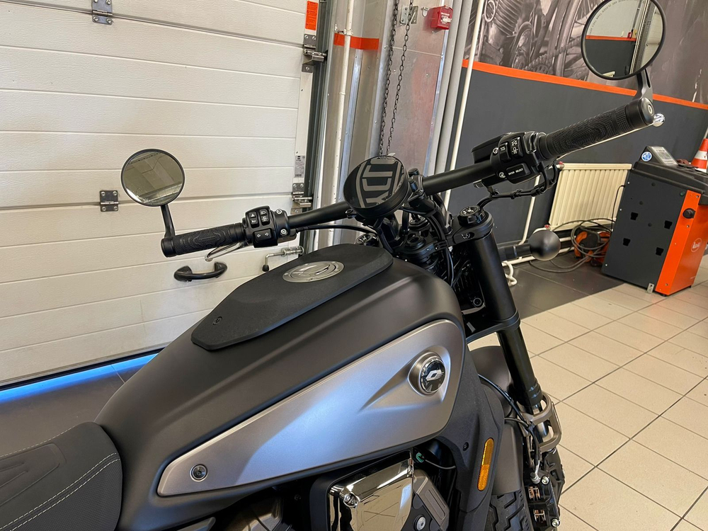 QJMOTOR SRV 600 V (Black)