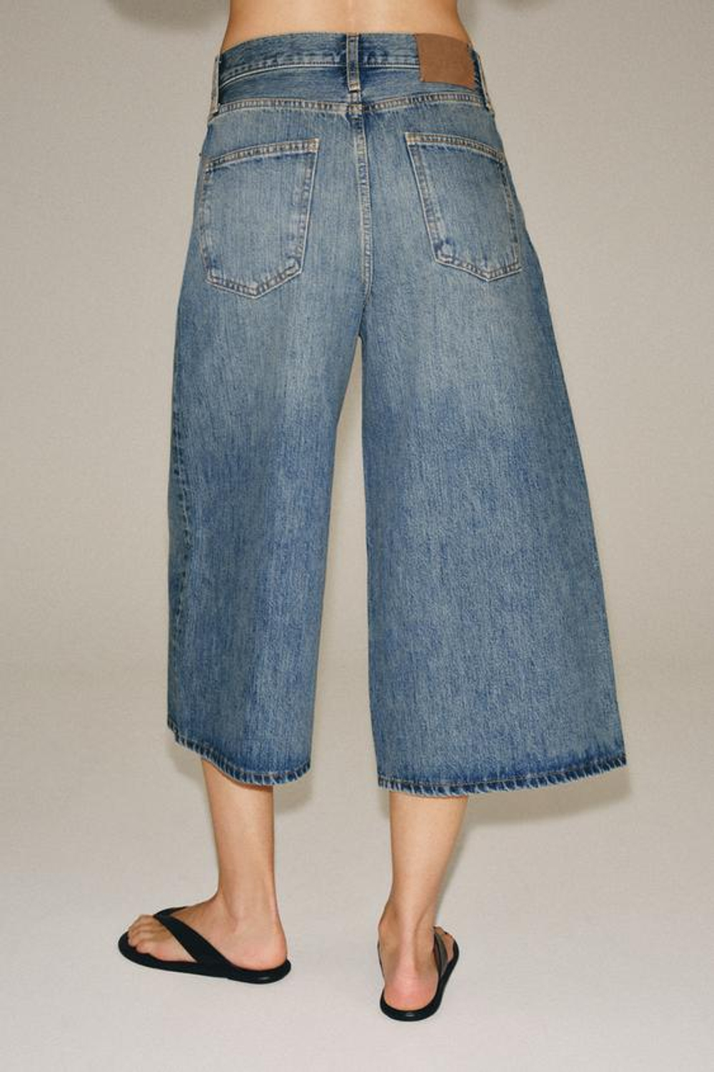 ZARA ДЖИНСОВЫЕ ШОРТЫ СО СРЕДНЕЙ ПОСАДКОЙ — ZW COLLECTION, СИНИЙ